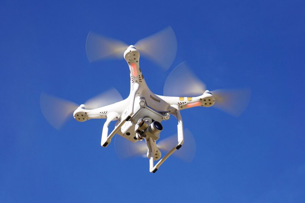 Drone quadricottero in volo